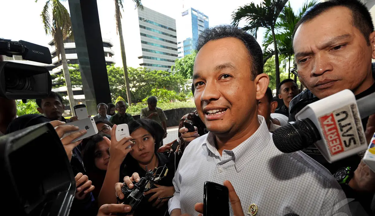 Mendikbud Anies Baswedan saat menjawab pertanyaan awak media di Gedung KPK, Jakarta, Senin (15/12/2014). (Liputan6.com/Miftahul Hayat)