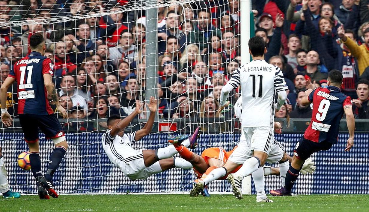 Pemain Genoa, Giovanni Simeone, saat mencetak gol ke gawang Juventus pada laga pekan ke-13 Serie A di Stadion Luigi Ferraris, Minggu (27/11/2016). (Reuters/Alessandro Garofalo)