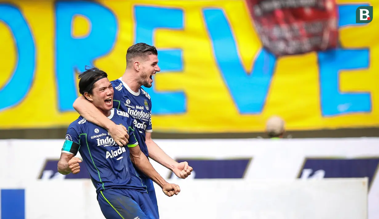 <p>Pemain Persib Bandung, Achmad Jufriyanto merayakan gol pertama timnya bersama Nick Kuipers saat laga lanjutan BRI Liga 1 2022/2023 antara Persib Bandung melawan PSM Makassar di Stadion Pakansari, Bogor, Selasa (14/02/2023). (Bola.com/Bagaskara Lazuardi)</p>