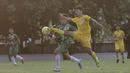 Striker Vamos Indonesia, Dony, berebut bola dengan pemain PS Tira Persikabo U-18 pada pertandingan persahabatan di Lapangan A GBK, Jakarta, Rabu (29/5). Kedua klub bermain imbang 1-1. (Bola.com/Yoppy Renato)