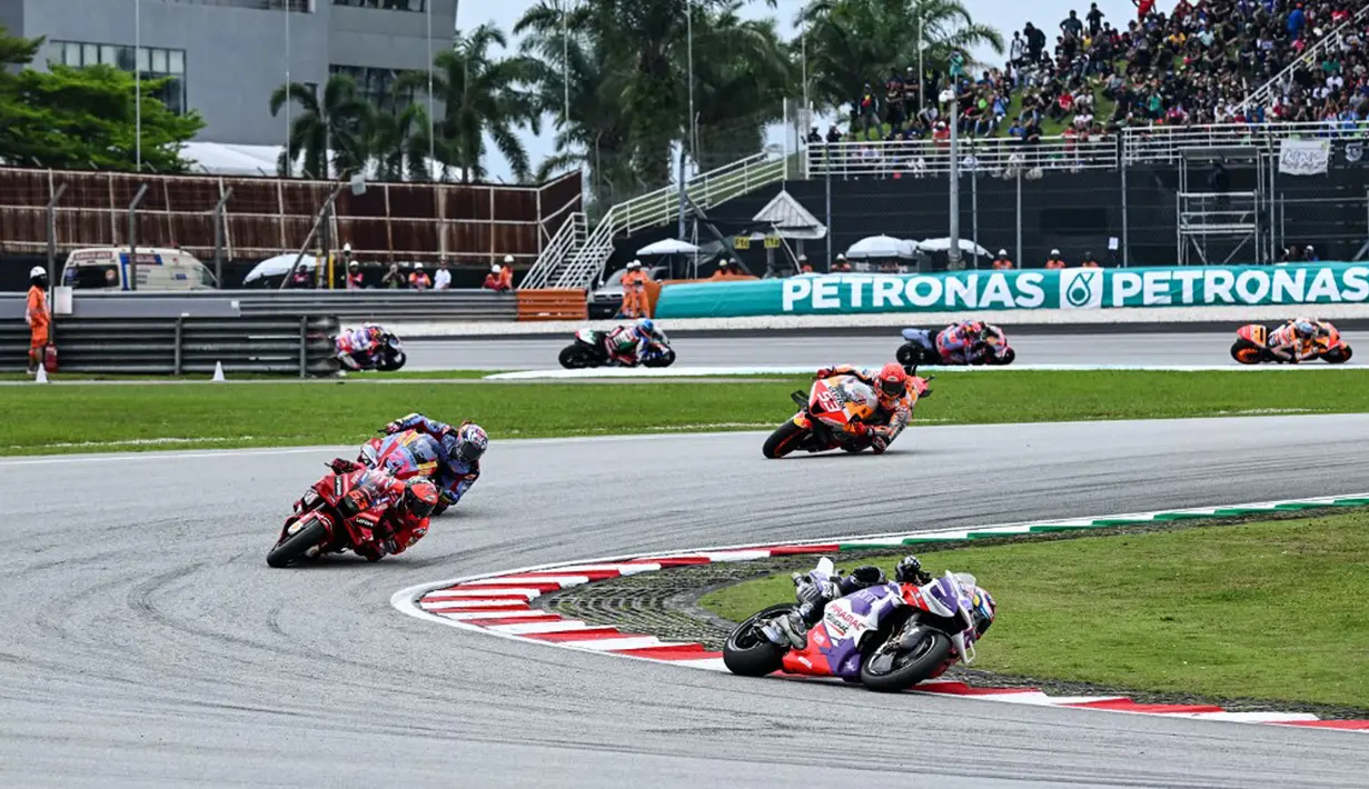 Pembalap Prima Pramac Jorge Martin memimpin start saat balapan MotoGP Malaysia 2022 di Sirkuit Internasional Sepang, Sepang, Malaysia, Minggu (23/10/2022). Francesco Bagnaia sukses menjadi juara MotoGP Malaysia 2022 disusul Enea Bastianini dan Fabio Quartararo. (MOHD RASFAN/AFP)