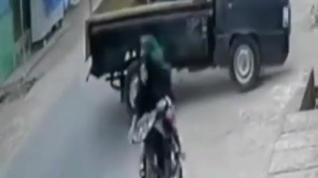 Pemotor wanita ini tidak menggunakan helm saat berkendara