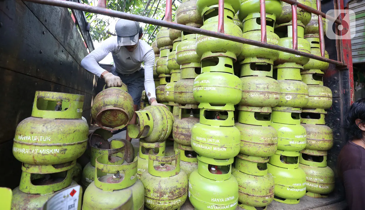 Pekerja menata tabung gas 3 kilogram saat distribusi di kawasan Jakarta, Senin (13/6/2022). PT Pertamina (Persero) menerima tambahan belanja subsidi bahan bakar minyak (BBM) dan liquefied petroleum gas (LPG) sebesar Rp235 miliar. Dengan tambahan itu, maka BBM jenis Pertalite dan Gas LPG 3 Kg dipastikan tidak akan naik. (Liputan6.com/Angga Yuniar)