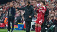 Pelatih Manchester United, Ruben Amorim, memberikan instruksi dari pinggir lapangan selama pertandingan Premier League Inggris antara Liverpool dan Manchester United di Liverpool, Inggris, Minggu, 19 Oktober 2025. (Foto AP/Ian Hodgson)