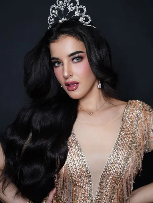 Dipulas oleh MUA Arie Khayz, Tasya Farasya tampil dengan makeup glamor yang khas Miss Universe [@tasyafarasya]