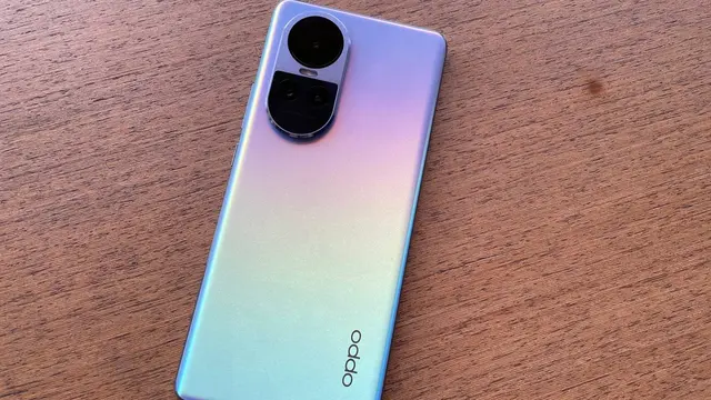 Ini desain Oppo Reno10 5G yang didukung finisihing Oppo Glow, memungkinkan perangkat memiliki tampilan elegan dan mewah tetapi juga nyaman digenggam dan minim ceplakan.  (Liputan6.com/Agustin Setyo Wardani)