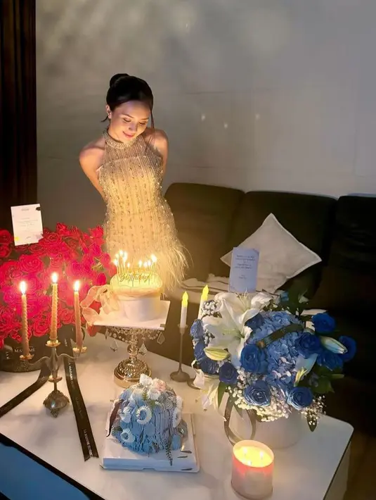 Saat diberi kejutan, Beby pun tampil mengenakan mini gaun halter neck warna coklat. Gaun tersebut memiliki aksen beads dan bulu-bulu pada bagian bawah. [@bebytsabina]