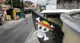Bendera bajak laut dari anime Jepang One Piece terpasang di salah satu rumah warga di Solo, Jawa Tengah, pada 7 Agustus 2025. (DIKA/AFP)