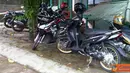 Mahasiswa memarkirkan kendaraan di sembarang tempat. Ketidakteraturan parkir kendaraan ini, karena jauhnya areal parkir dari gedung utama Kampus IISIP. (Pengirim: Elsa S.P, H.Fersacalia, Viola K.R)