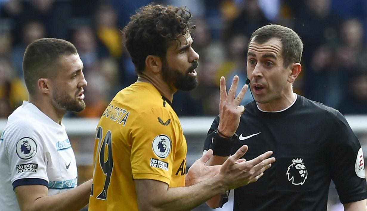 <p>Chelsea nyaris menyamakan skor di akhir babak pertama melalui aksi Joao Felix. Akan tetapi penjaga gawang Wolverhampton Wanderers Jose Sa masih bisa mengamankan bola dengan mudah. Skor 1-0 bertahan sampai akhir laga. (AP Photo/Rui Vieira)</p>