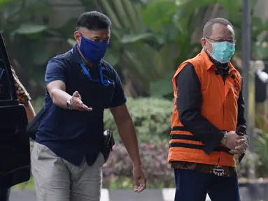 Mantan Sekretaris MA, Nurhadi (rompi oranye)  berjalan tiba di Gedung KPK, Jakarta, Rabu (10/6/2020). Nurhadi diperiksa sebagai saksi untuk menantunya Rezky Hebriyono  terkait kasus dugaan suap gratifikasi pengurusan perkara di Mahkamah Agung Tahun 2011-2016. (merdeka.com/Dwi Narwoko)