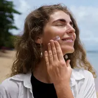 Pemakaian sunscreen yang tepat membantu melindungi kulit dari efek buruk sinar UV. Foto: Freepik