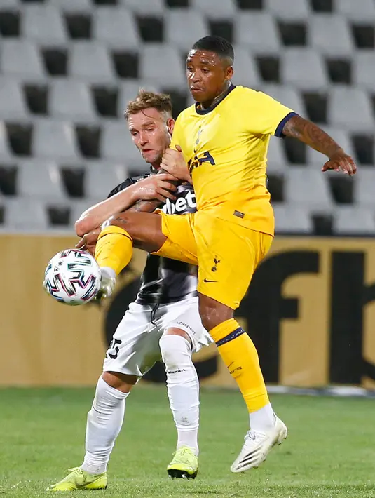 Penyerang Tottenham Hotspur, Steven Bergwijn berebut bola dengan pemain Lokomotiv Plovdiv,  Valentino Pugliese dalam laga babak kualifikasi kedua Liga Europa 2020-2021 di Stadion Lokomotiv, Bulgaria, Kamis (17/9/2020). Tottenham susah payah kalahkan Lokomotiv Plovdiv 2-1. (AP Photo/Anton Uzunov)