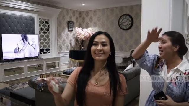 6 Potret Mewah Rumah Iis Dahlia, Cicilannya Capai Rp 250 Juta Per Bulan