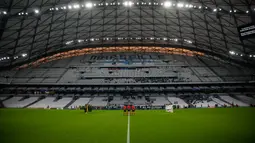 Para pemain mengheningkan cipta selama satu menit untuk mengenang para korban tragedi Kanjuruhan jelang pertandingan sepak bola Grup D Liga Champions antara Marseille dan Sporting di Stadion Velodrome, Marseille, Prancis, 4 Oktober 2022. (AP Photo/Daniel Cole)