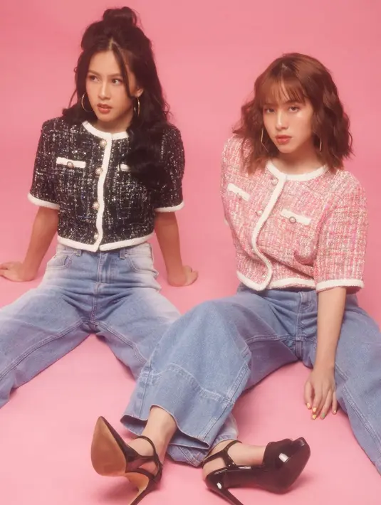 Tampilan klasik dengan blouse tweed yang juga dipadukan dengan celana jeans dan sepatu hak tinggi. [@zaraadhsty]