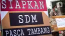 Massa Aliansi Masyarakat Anti Mafia Tambang (AMANAT) berunjuk rasa dengan aksi mengemis massal di depan Gedung MPR/DPR, Jakarta, Rabu (9/11/2022). Aksi simbol perjuangan dalam menegakan keadilan jelang Rapat Dengar Pendapat (RDP) DPR RI ini agar pemerintah memperhatikan kehidupan masyarakat Sumbawa Barat, NTB yang haknya dirampas akibat permainan mafia pertambangan di PT. Amman Mineral Nusa Tenggara (AMNT). (Liputan6.com/Herman Zakharia)