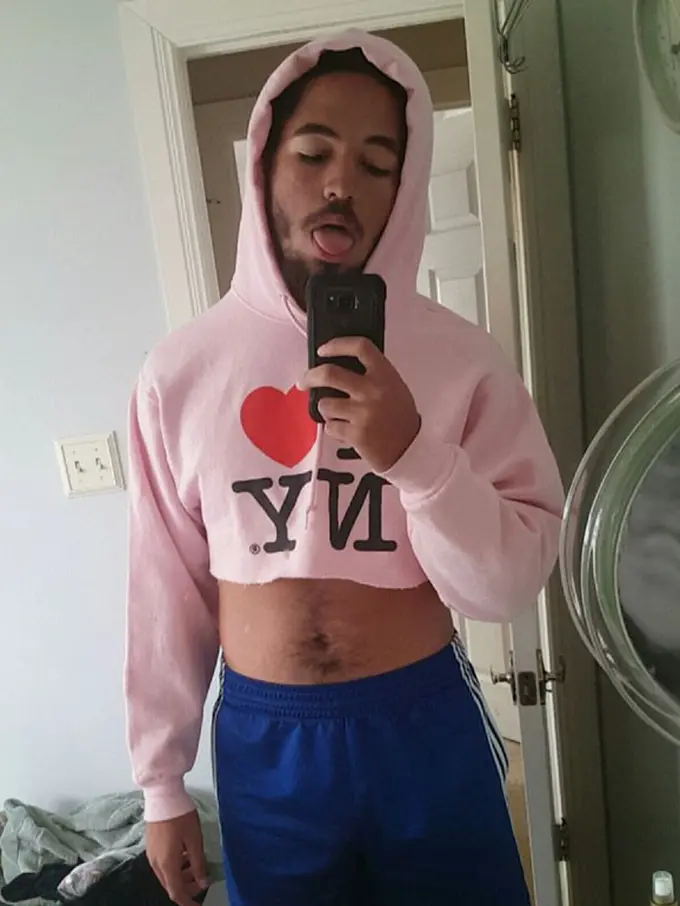 [Bintang] #TakeHerHoodie, Tren Cowok Curi Jaket Ceweknya untuk Selfie