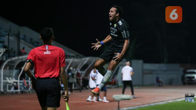 Foto: Teja Paku Alam Gagalkan Penalti Mantan, Persib Bandung Kalahkan Pemuncak Klasemen BRI Liga 1
