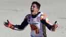 Teriakan pebalap Repsol Honda Team, Marc Marquez usai memastikan gelar juara dunia MotoGP 2017 pada balapan MotoGP Valencia di Ricardo Tormo Circuit, Cheste, (12/11/2017). Gelar tersebut merupakan yang keempat buat Marquez.  (AFP/Jose Jordan)