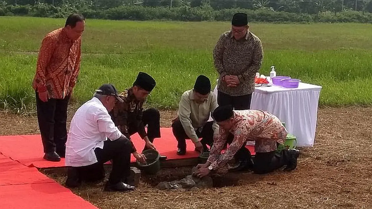 Presiden Joko Widodo meletakkan batu pertama sebagai tanda dimulainya pembangunan kampus Universitas Islam Internasional Indonesia (UIII) di Kompleks RRI, Cimanggis, Depok, Jawa Barat, Selasa (5/6/2018). (Dok Kementerian PUPR)