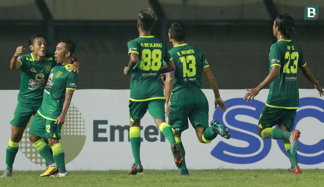 Para pemain Persebaya Surabaya merayakan gol kedua yang dicetak gelandang Rendi Irwan (kedua kiri) ke gawang Madura United dalam laga matchday ke-2 Grup C Piala Menpora 2021 di Stadion Si Jalak Harupat, Bandung, Minggu (28/3/2021). Persebaya menang 2-1 atas Madura United. (Bola.com/M Iqbal Ichsan)