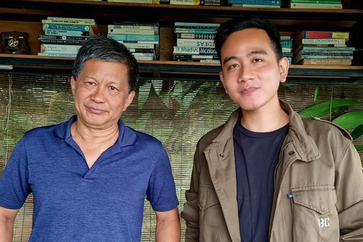 Wali Kota Solo Gibran Rakabuming Raka dan aktivis sekaligus pengamat politik Rocky Gerung. (Foto: Twitter @gibran_tweet)