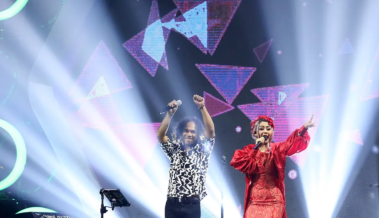 Slank juga mengajak para bidadari lainnya untuk naik ke atas panggung, seperti kolaborasi dengan Celine Evangelista, Slank menyanyikan lagu Anyer 10 Maret. Slank juga mendapat kehormatan besar tampil bareng Elvy Sukaesih. (Bambang E. Ros/Bintang.com)