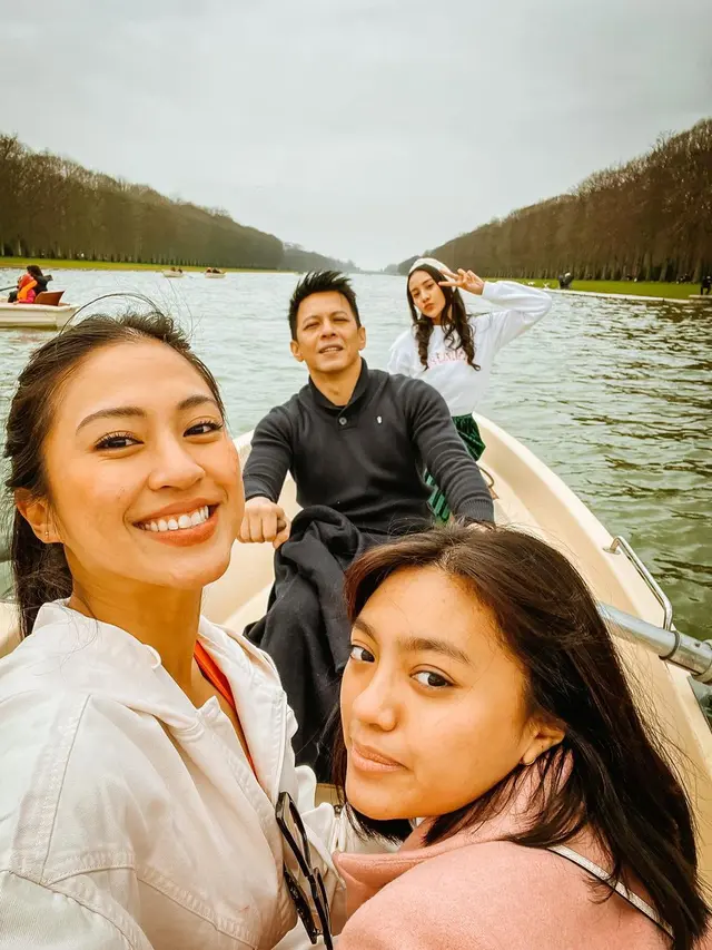 6 Potret Allea Anak Ariel di Paris, Kompak Bareng Anya Gerldine dan Tyna Dwi Jayanti