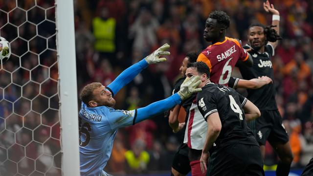 Pemain Galatasaray Davinson Sanchez (atas) mencetak gol ketiga timnya pada laga leg pertama play-off Liga Champions antara Galatasaray vs Juventus