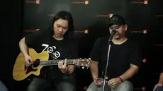 Musikimia menyanyikan single "Bertahan Untukmu" secara akustik di Liputan6.com