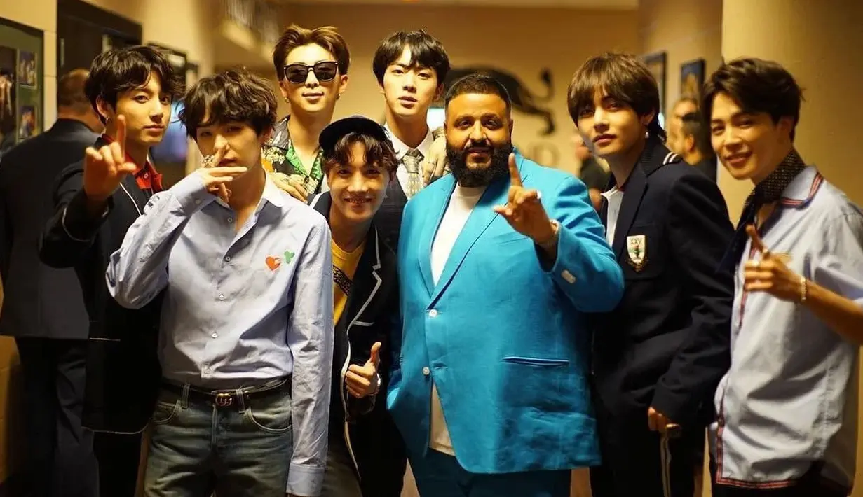 Selain The Chainsmokers, BTS juga tampak berfoto dengan DJ Khaled. Kira-kira BTS bakal kolaborasi dengan DJ Khaled nggak ya? (Foto: koreaboo.com)