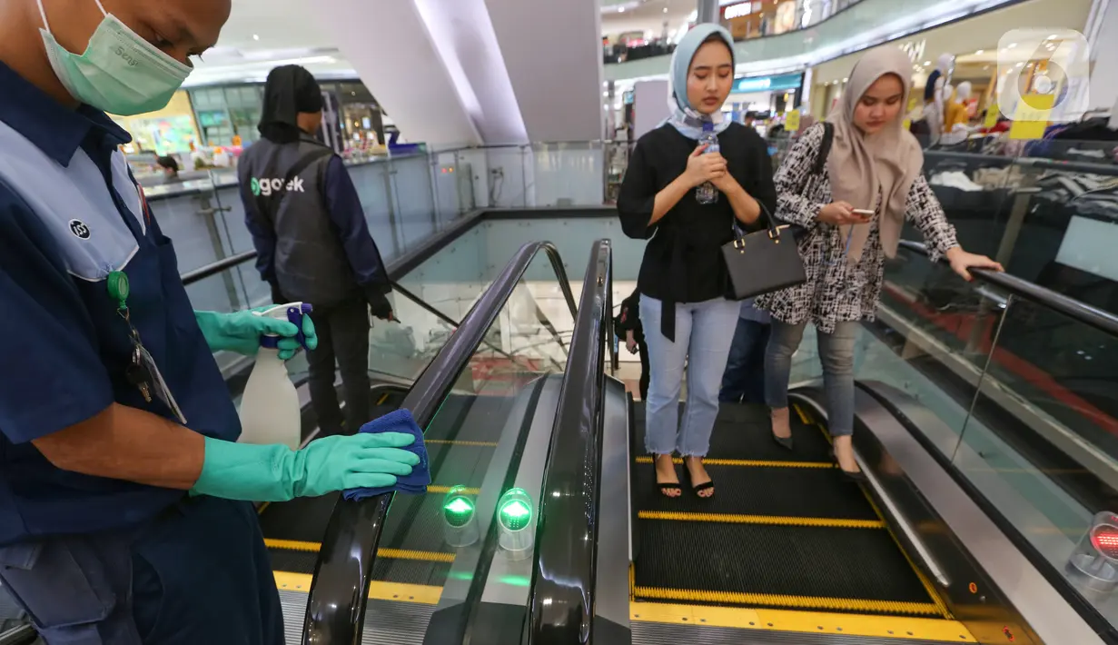 Petugas membersihkan eskalator dengan mendisinfeksi sejumlah fasilitas di Lippo Malls Puri, Jakarta, Jumat (06/3/2020). Petugas juga disebar di beberapa titik yang banyak dilalui atau digunakan pengunjung seperti tombol lift, hand rail eskalator, dan fasilitas lainnya. (Liputan6.com/Fery Pradolo)