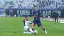 Pemain Persita Tangerang, Rayco Rodriguez, dihadang pemain Persik Kediri di BRI Super League di Stadion Indomilk Arena, Minggu (21/12/2025). (Bola.com/M Iqbal Ichsan)