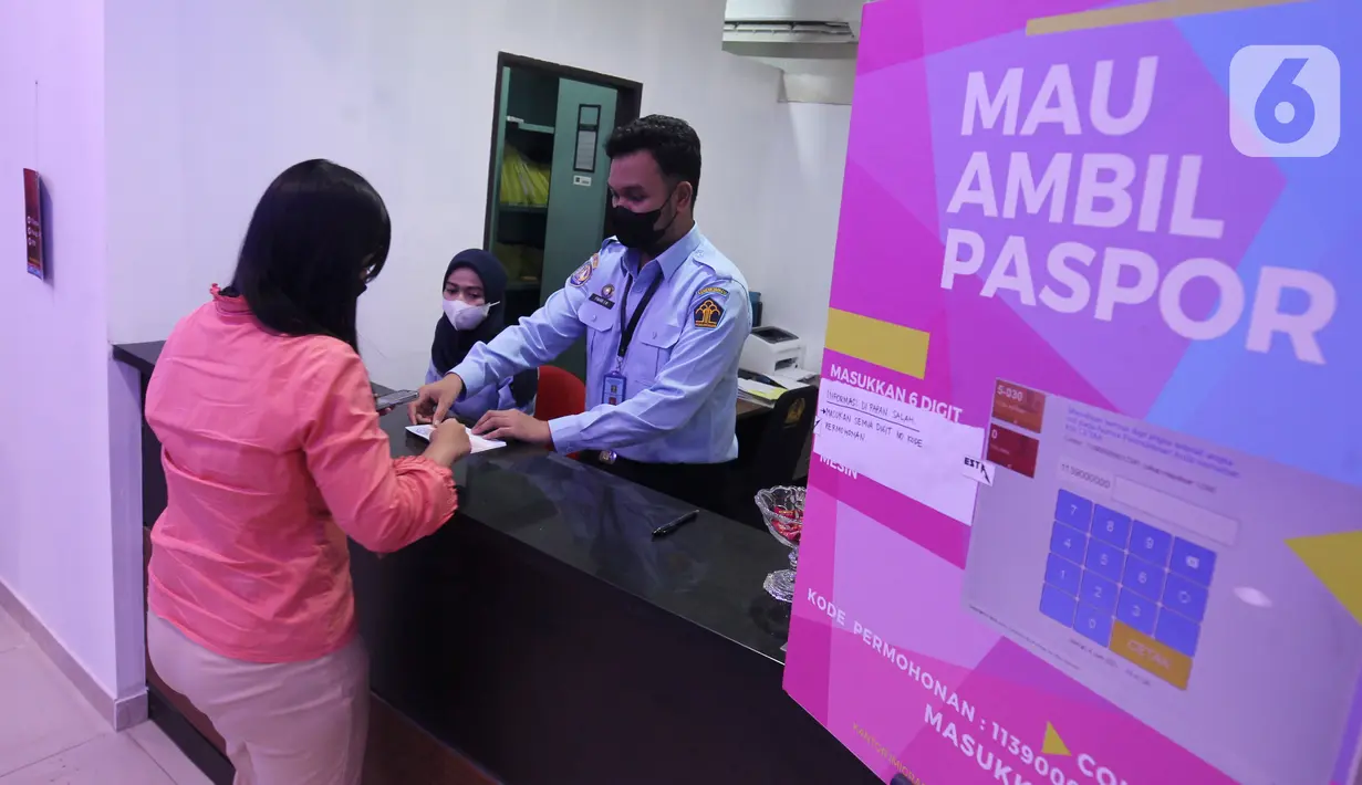 <p>Petugas melayani warga yang membuat paspor Republik Indonesia (RI) di Kantor Imigrasi Kelas 1 Non TPI Jakarta Timur, Jakarta, Jumat (14/10/2022). Sesuai Peraturan Menteri Hukum dan HAM RI Nomor 18/2022 mulai 12 Oktober 2022 masa berlaku paspor biasa paling lama 10 tahun untuk semua jenis permohonan yang telah berusia 17 tahun atau sudah menikah. (Liputan6.com/Johan Tallo)</p>