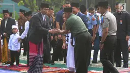 Presiden Joko Widodo bersalaman sebelum salat id Hari Raya Idul Fitri 1 Syawal 1439 H di di Lapangan Astrid, Kebun Raya Bogor (15/6). (Merdeka.com/Arie Basuki)