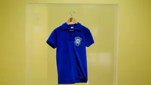 Jersey Ikonik Pele dari Final Piala Dunia 1958 Terjual Rp72,5 Miliar