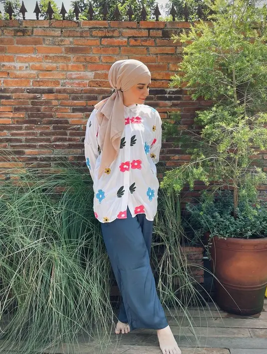 Hijab model turban dengan juntaian yang lebih pendek. Gaya ini pas untuk tampialn kasual yang praktis dan stylish. [Foto: @anneofficial1990]