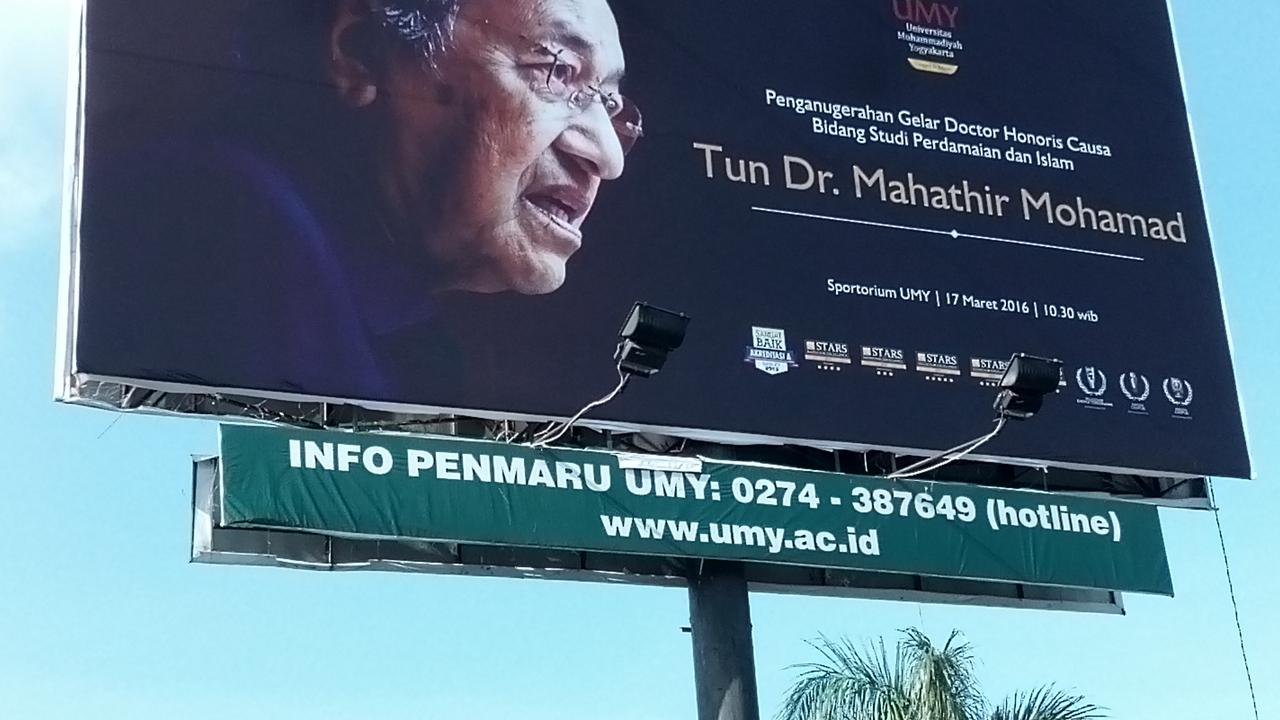 Eks PM Malaysia Mahathir Mohamad Terima Penghargaan dari UMY