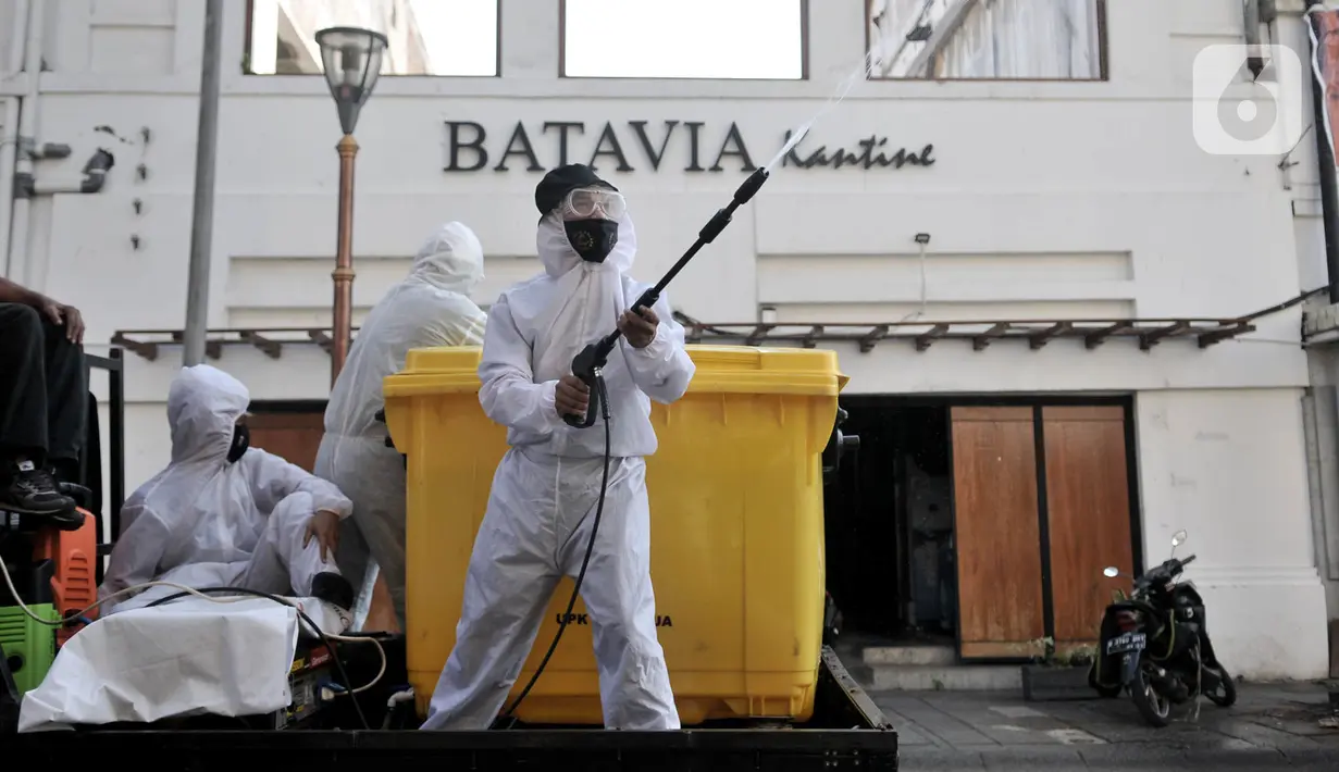 Petugas mendisinfeksi kompleks wisata Kota Tua, Jakarta, Selasa (2/6/2020). Pengelola Kota Tua rutin melakukan penyemprotan disinfektan pada fasilitas dan gedung selama penutupan sementara guna memutus rantai penyebaran virus corona COVID-19. (merdeka.com/Iqbal S. Nugroho)
