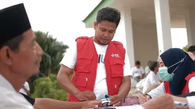 Sobat Aksi Ramadan 2025: 53 Relawan Pertamina Group Gotong-Toyong Bersihkan Masjid di Sorong