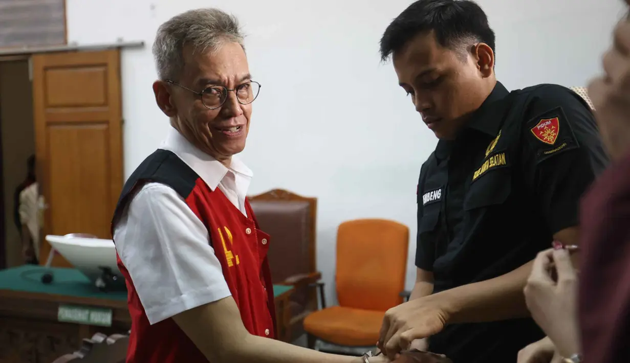 Kasus kedua terjadi pada 2015, Fariz RM kembali diamankan oleh pihak berwajib atas kasus serupa dan dijatuhi hukuman enam bulan penjara. (Kapanlagi.com/Budy Santoso)