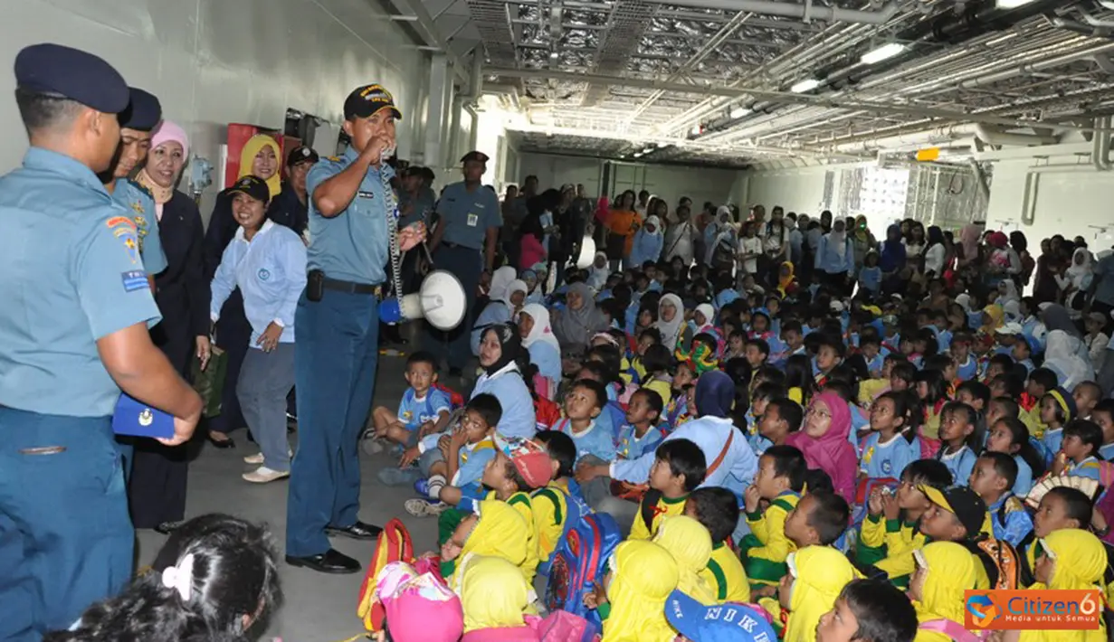 Citizen6, Tanjung Priok: Sekitar seribu siswa TK Yayasan Hang Tuah Seluruh Jakarta, berbondong-bondong datang  mengunjungi KRI Banda Aceh-593 yang bersandar di Dermaga Kolinlamil, Tanjung Priok, Jakarta, Senin (21/5). (Pengirim: Dispenkolinlamil)