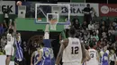 Pebasket Pelita Jaya, Bradford, memasukkan bola saat melawan Satria Muda pada game kedua final IBL 2018 di Gor Soemantri Brojonegoro, Jakarta, Sabtu (21/4/2018). Pelita Jaya menang 94-78 atas Satria Muda. (Bola.com/M Iqbal Ichsan)