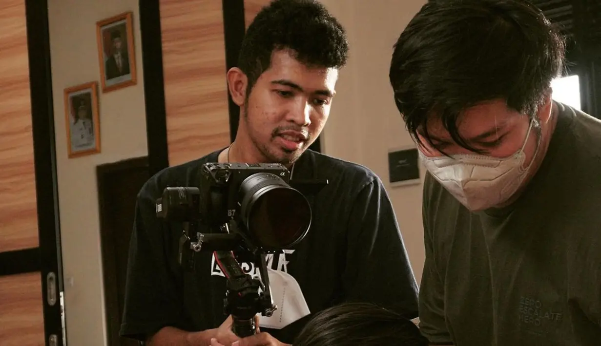 Momen Kemal Fathur mengarahkan cast saat syuting ini curi perhatian. Sosok Memet yang dulunya sangat bandel hilang seketika melihat Kemal yang terlihat serius jadi sutradara. Momen Kemal Fathur jadi sutradara ini banjir pujian dari warganet dengan memberi semangat ke Kemal agar proses syuting lancar. (Liputan6.com/IG/kemalfathur)