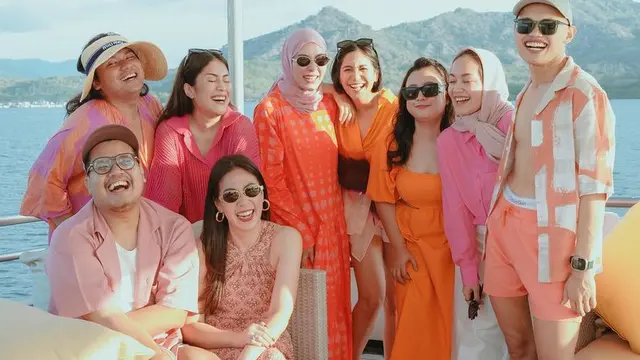 Caca Tengker Rayakan Ulang Tahun ke-40 MUA Marlene Hariman di Kapal Pesiar’Mewah. [@24olik]