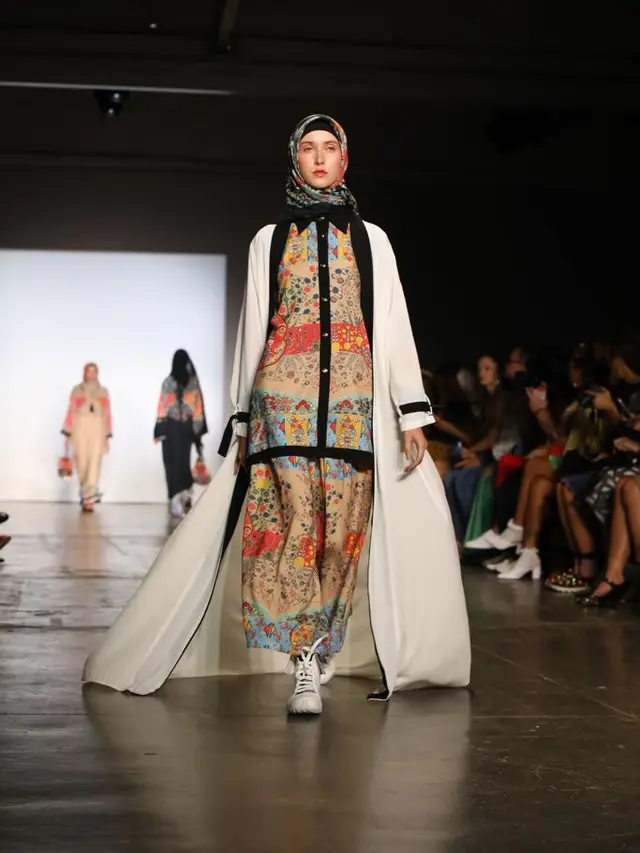 [Bintang] Ketiga Kali di New York Fashion Week, Vivi Zubedi Mantapkan Brand Secara Internasional