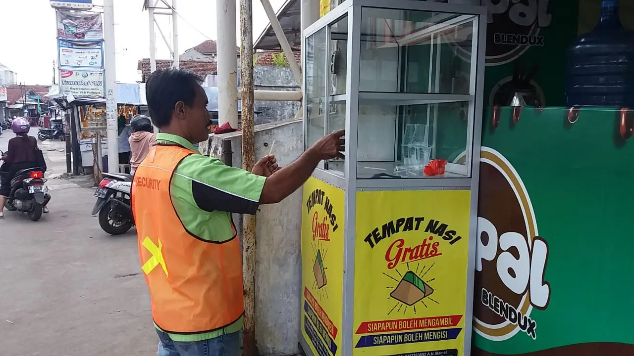 Kaum duafa atau yang membutuhkan boleh mengambil makanan dan minuman di kotak nasi gratis. (Liputan6.com/Muhamad Ridlo)