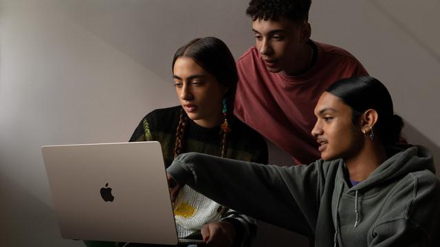 MacBook Air 15 inci baru Apple dengan chip M2 (Apple)