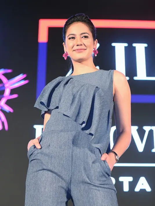 Masyarakat pun semakin dimanjakan dengan bermacam kemudahan dari belanja online. Dengan kemudahan-kemudahan tersebut biasanya sangat sulit mengontrol diri dalam berbelanja. (Nurwahyunan/Bintang.com)